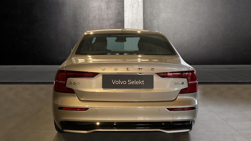Volvo S60 ULTIMATE DARK, B5 AWD, 184+10 - fotka 5 z 36