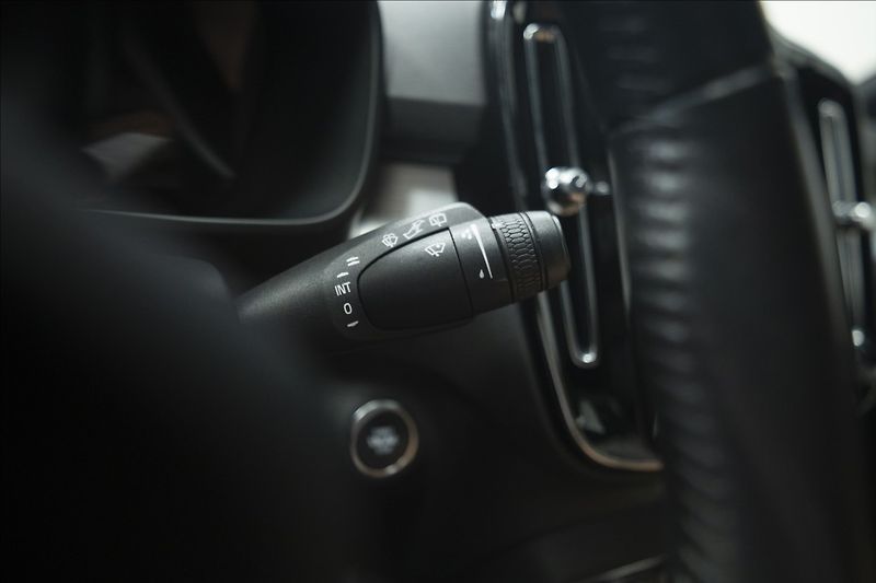 Volvo XC40 2,0 D4 AWD NAVI KAMERA TAŽNÉ - fotka 25 z 46