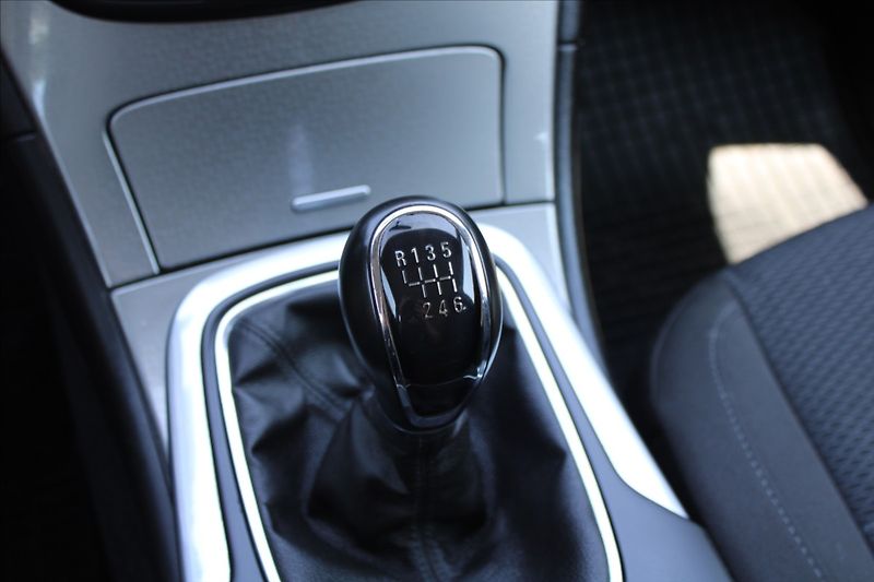 Opel Insignia 2,0 CDTi  NOVÉ V ČR,TAŽNÉ - fotka 18 z 25