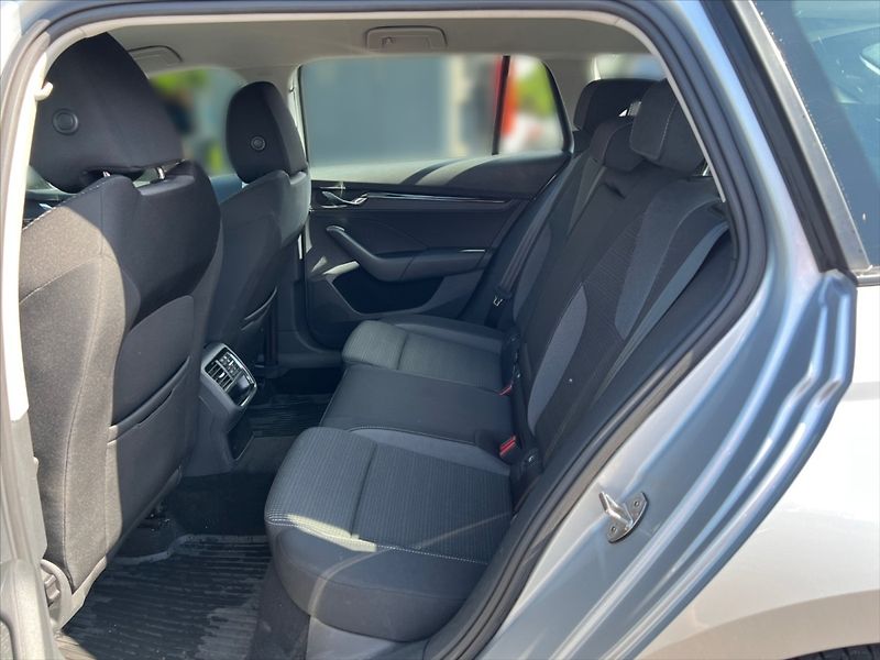 Škoda Octavia 2,0 TDI Ambition 4x4 DSG - fotka 8 z 11