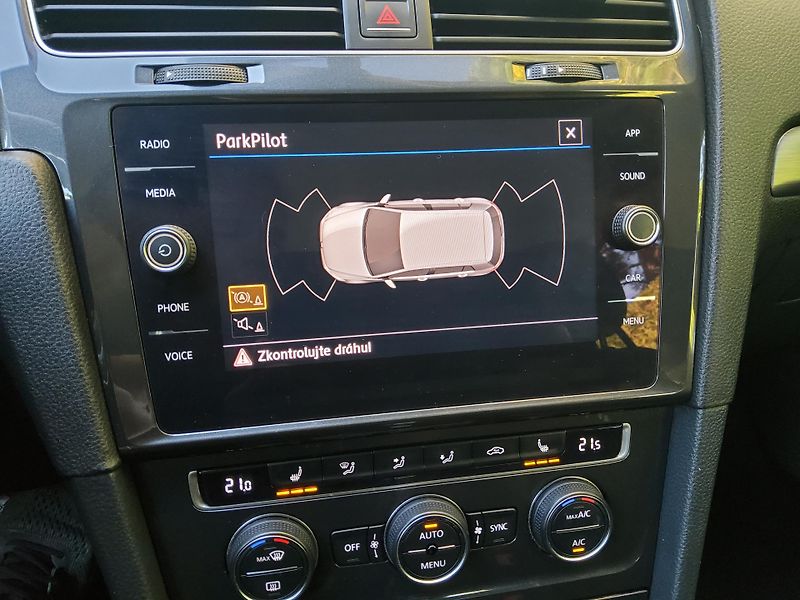 Volkswagen Golf (2018) 1.5TSI 96kW DSG 1maj ČR LED - fotka 16 z 27