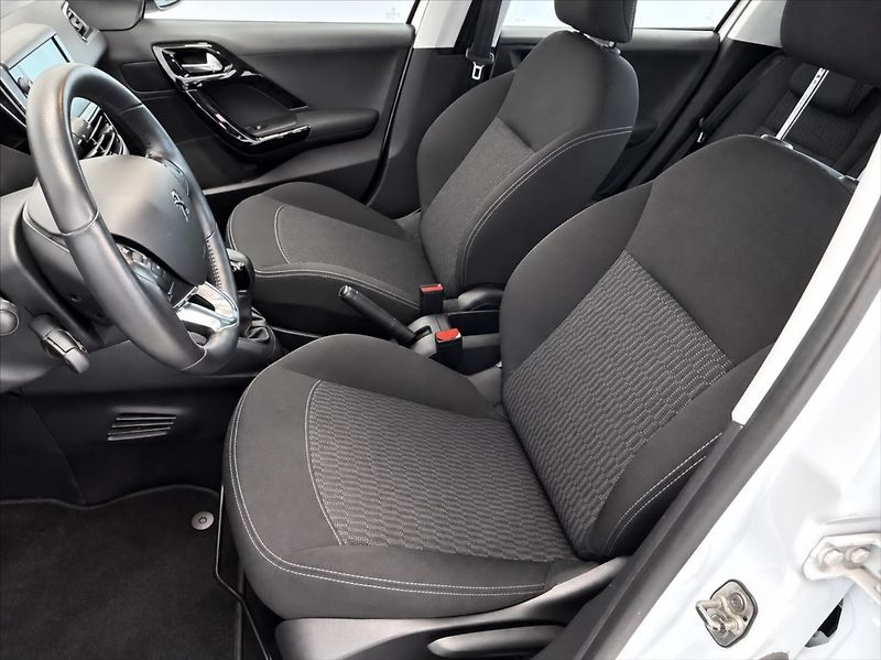Peugeot 208 1,2 PURETECH 60 KW - fotka 8 z 12