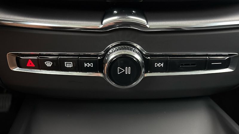 Volvo XC60 2.0 B4 AUT AWD Momentum Pro - fotka 13 z 31