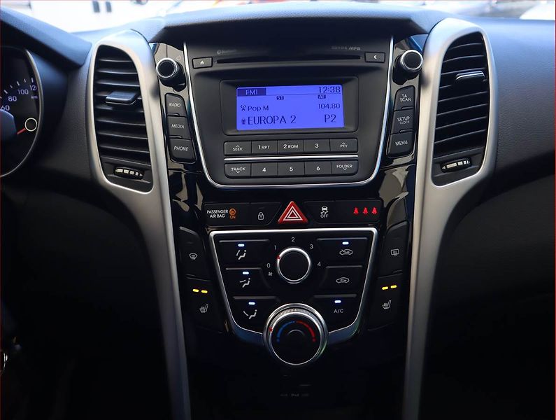Hyundai i30 (2015) 1.6 MPI, Serv.kniha, Tempomat - fotka 12 z 16