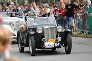 Na akci Jízda do vrchu a výstava historických vozidel se představilo na tři sta automobilů a motocyklů.