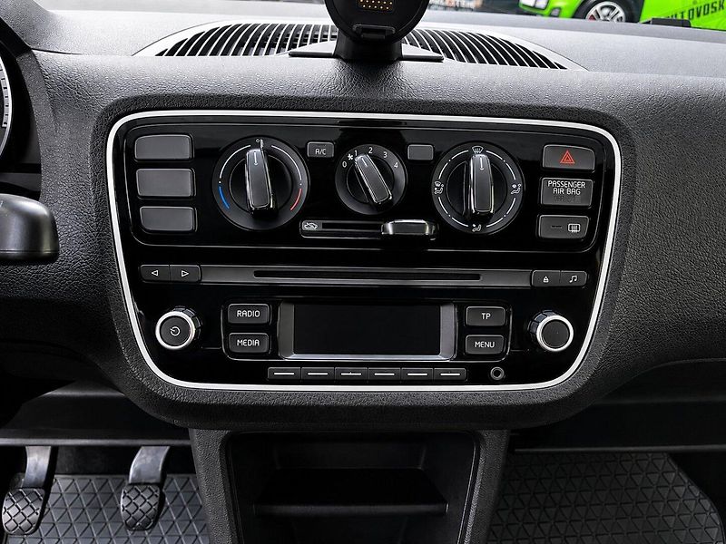 Volkswagen up! 1,0MPi (44kW)*KLIMATIZACE* - fotka 13 z 15