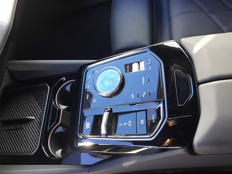 BMW i5 xDrive40 M-Sport Pro Pano HuD - fotka 15 z 19