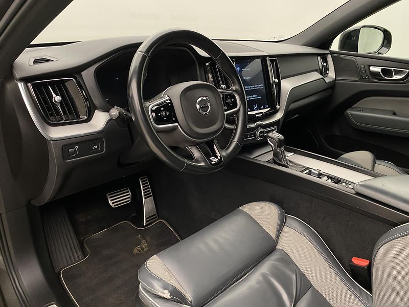 Volvo XC60 T5 AWD R-DESIGN AUT CZ - fotka 4 z 46