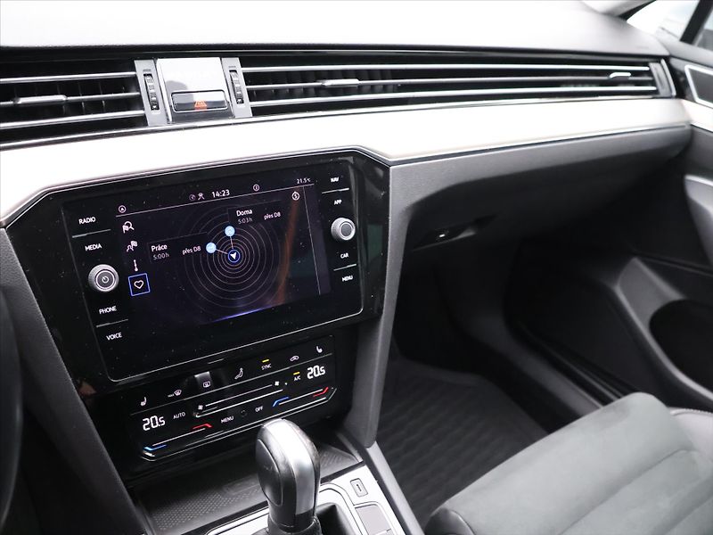 Volkswagen Passat 2,0 TDI 110kW Elegance DSG DPH - fotka 26 z 39