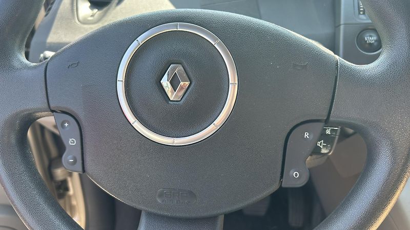 Renault Scénic (2007) 1,6 16V TEMP KLIMA MÁLO KM - fotka 15 z 16