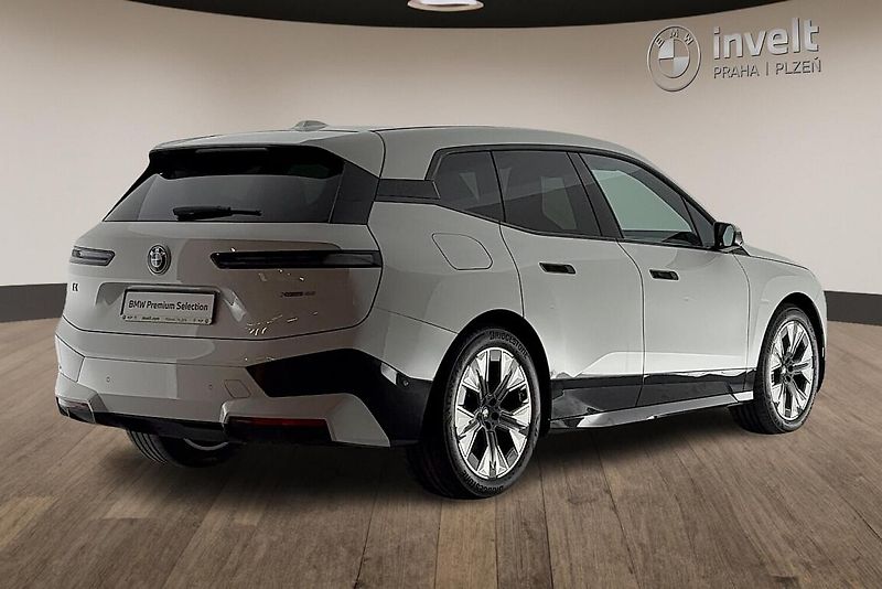 BMW iX xDrive40 - fotka 3 z 13