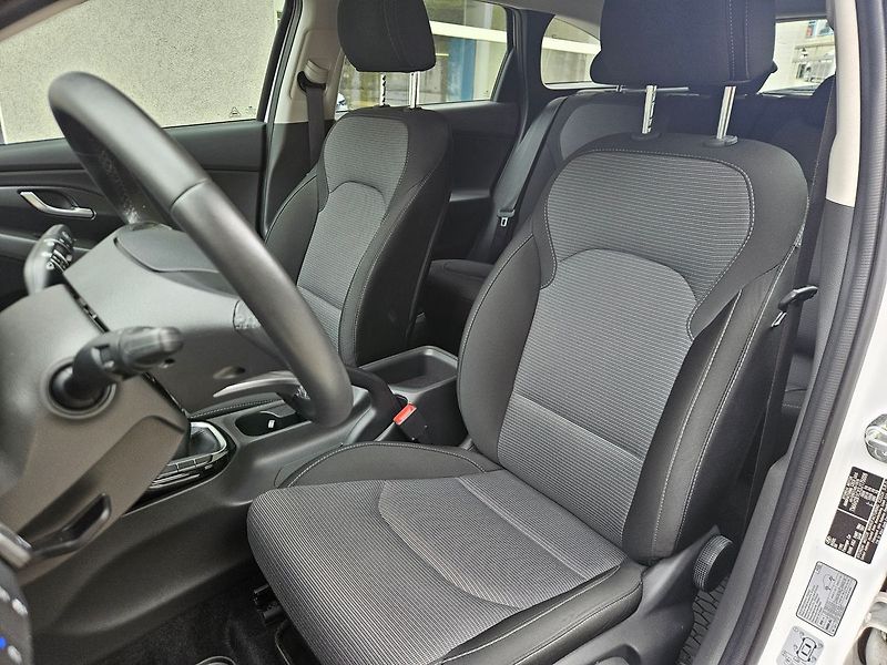 Hyundai i30 1.5i Comfort, serv.kn., 1.maj. - fotka 11 z 31