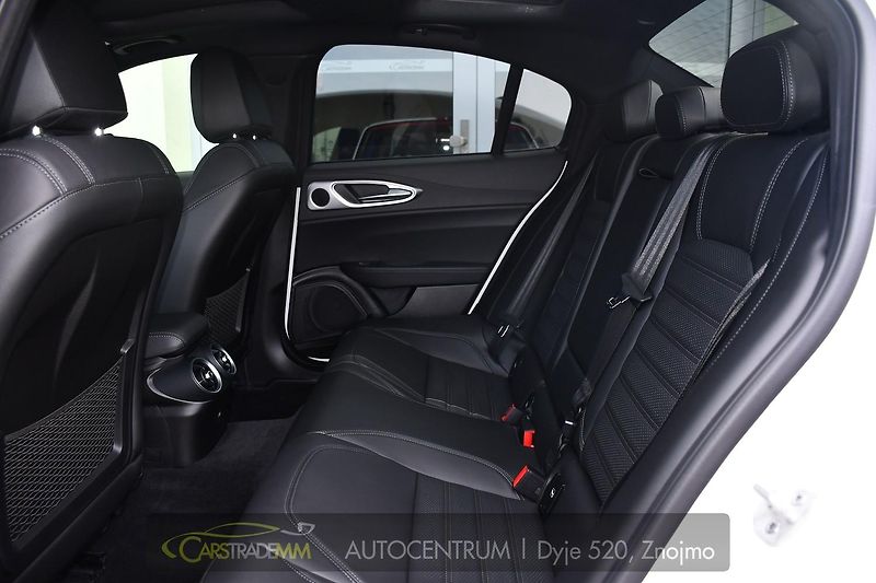 Alfa Romeo Giulia 2.0T 16V 206kW VELOCE AT8 Q4 - fotka 13 z 49