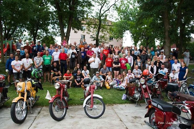 Do Hříškova dorazil na jubilejní veteránský sraz rekordní počet vozidel.