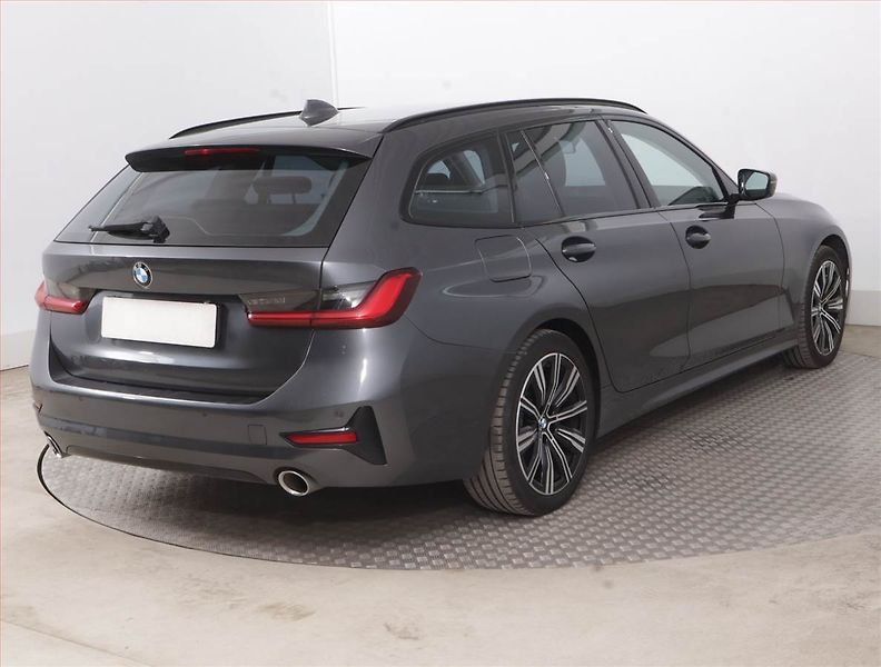 BMW Řada 3 (2020) 320 d - fotka 5 z 16