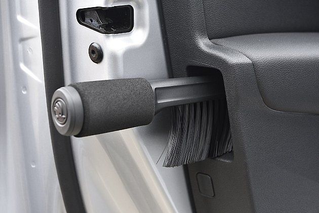 Simply Clever prvky nemají být na první pohled efektní, ale praktické. Škoda je často umisťuje do míst, kam řidič sahá při běžném provozu, například do dveří nebo odkládacích prostor., zdroj: Mike-fiesta/Wikimedia CC BY.