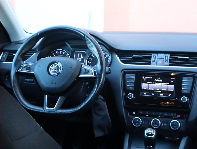 Škoda Octavia (2015) 2.0 TDI, Navi, Tempomat - fotka 7 z 16