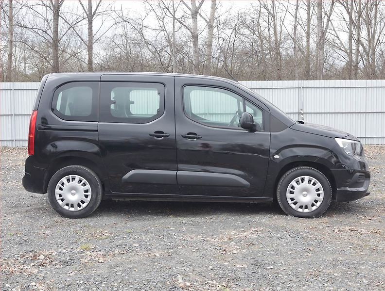Opel Combo (2020) Edition 1.2 Turbo, 7Míst, 1Maj - fotka 6 z 18