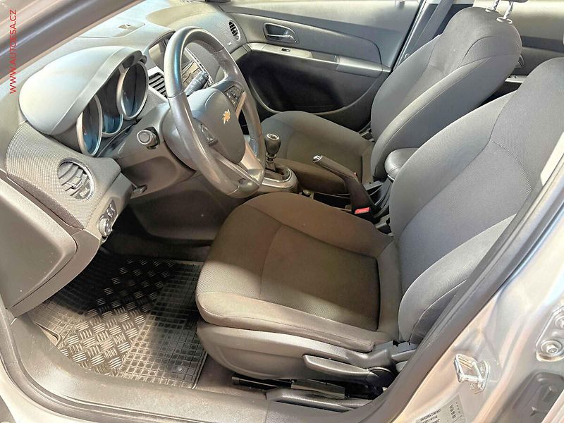 Chevrolet Cruze (2013) 1.4i, Navi, autoAC - fotka 9 z 14