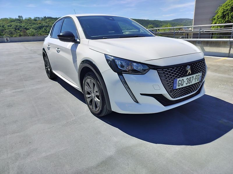 Peugeot 208 e, navigace - fotka 1 z 25