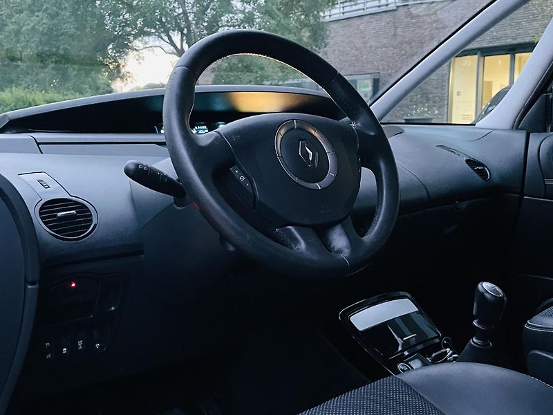 Renault Grand Espace 2.0dCi MANUÁL VÝHŘEV SENZORY - fotka 25 z 38