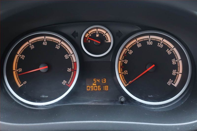 Opel Corsa (2010) 1.2, po STK, slušný stav - fotka 11 z 17