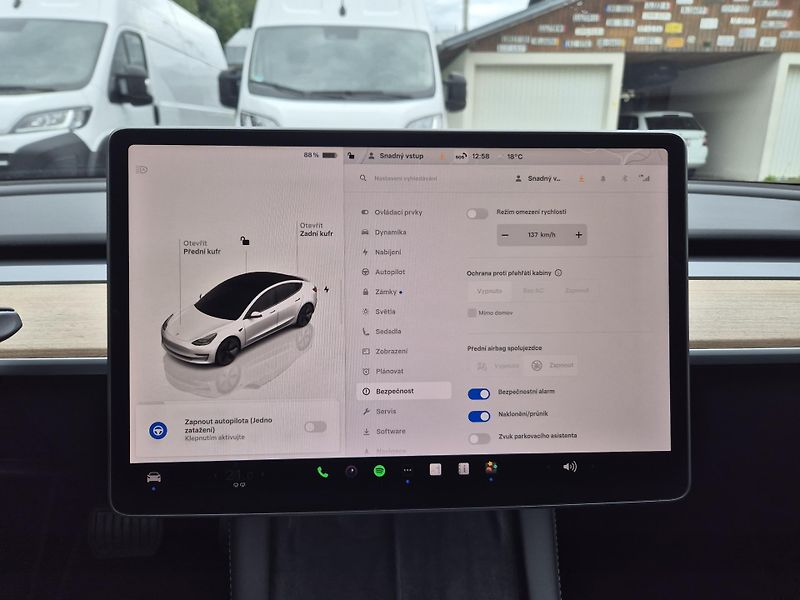 Tesla Model 3 LONG RANGE DUAL MOTOR SOH 94% - fotka 27 z 49