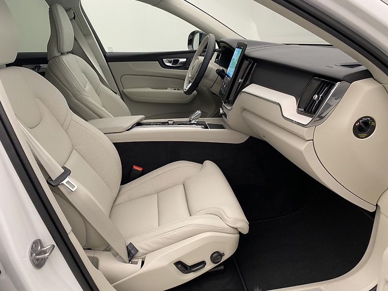 Volvo XC60 (2026) B5 AWD AUT DARK PLUS  - fotka 25 z 63