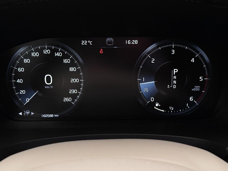 Volvo V90 CC D4 AWD MOMENTUM AUT - fotka 16 z 46