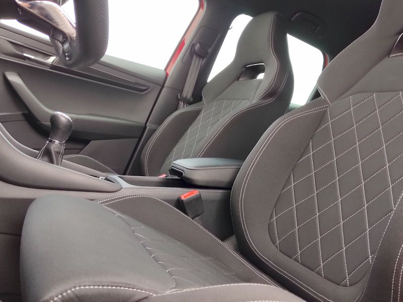 Škoda Karoq (2022) SportLine + 1,5 Tsi 110 Kw - fotka 23 z 36