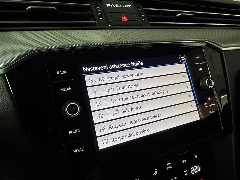 Volkswagen Passat 2,0 TDi  DSG R-Line LED Assist - fotka 28 z 44
