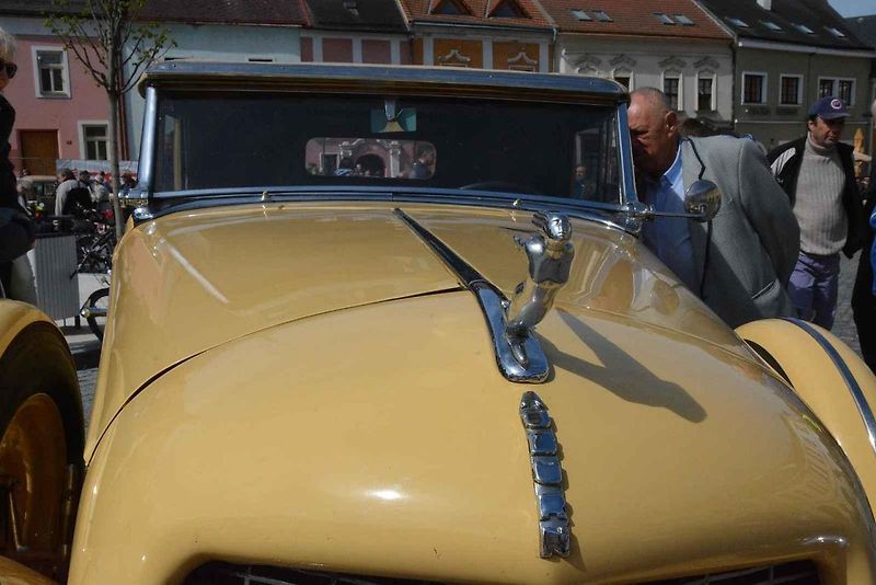 Stovka nablýskaných motocyklů a automobilů předválečné a meziválečné éry vyrazila v neděli z Horního náměstí v Přerově na spanilou jízdu regionem. Nejstarší účastnicí byla osmaosmdesátiletá Libuše Šulcová, která na trasu vyrazila na motocyklu BSA 770 se s