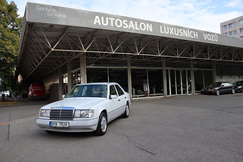Mercedes-Benz 124 W124 320 E Sedan (1993) - fotka 2 z 32