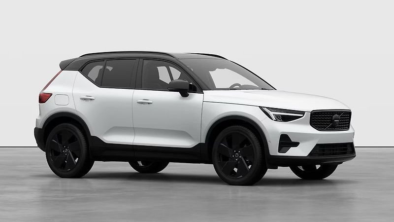 Volvo XC40 (2026) Black Edition Preal White B3 - fotka 8 z 11