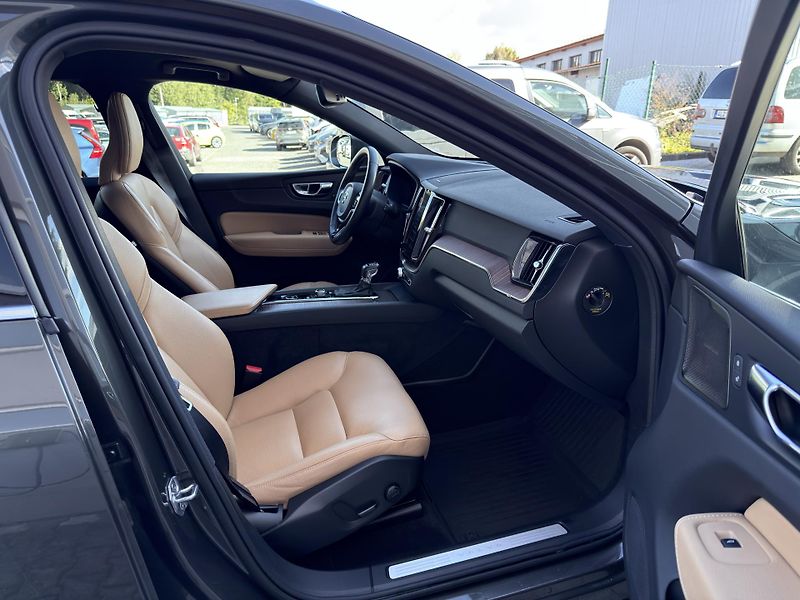 Volvo XC60 T5 AWD // MOMENTUM PRO  - fotka 17 z 49