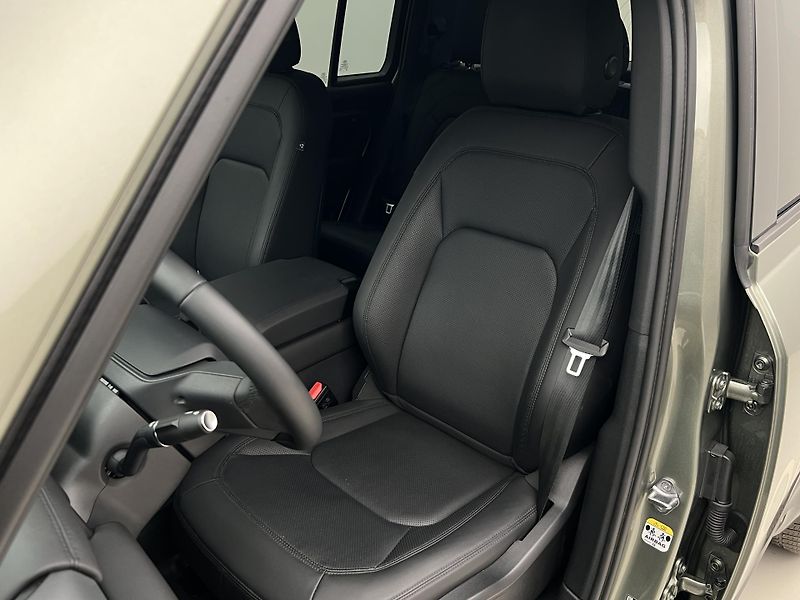 Land Rover Defender 110 D300 X-DYNAMIC SE AWD AUT  - fotka 18 z 48