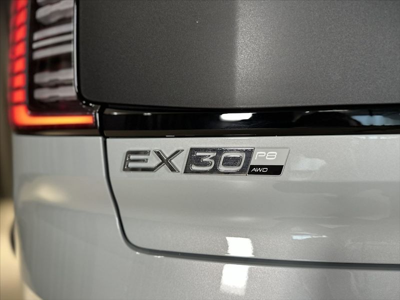 Volvo EX30 (2026) 0,0 P8 AWD  Ultra Cross Countr - fotka 15 z 38