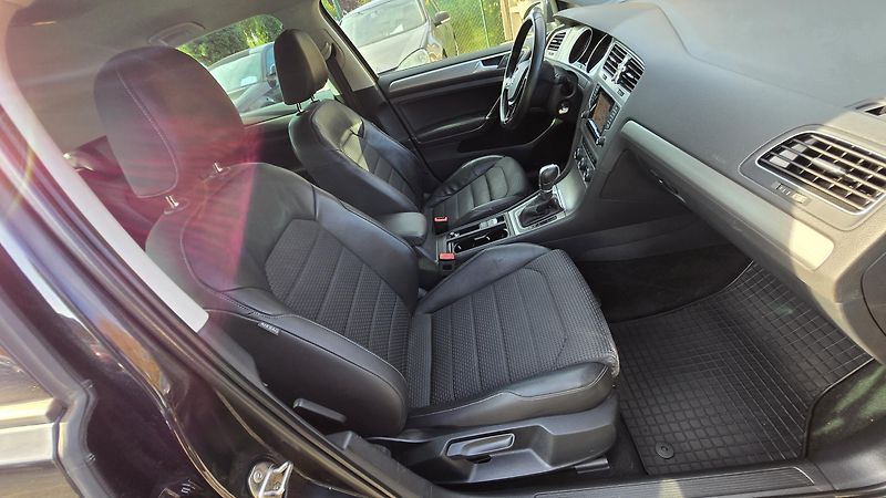 Volkswagen Golf 1.6TDI  DSG COMFORT 77KW - fotka 22 z 44