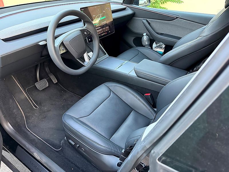 Tesla Model Y (2025) - fotka 6 z 8