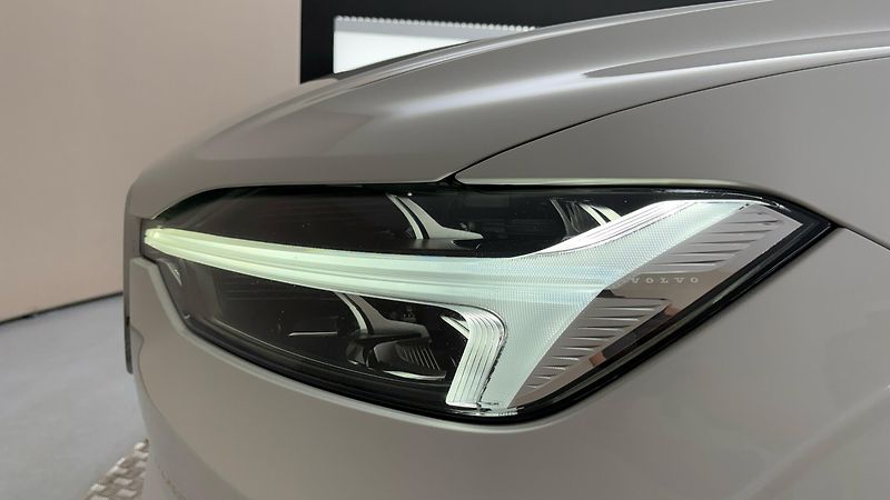 Volvo XC60 2.0 B4 AUT AWD Momentum Pro - fotka 18 z 28
