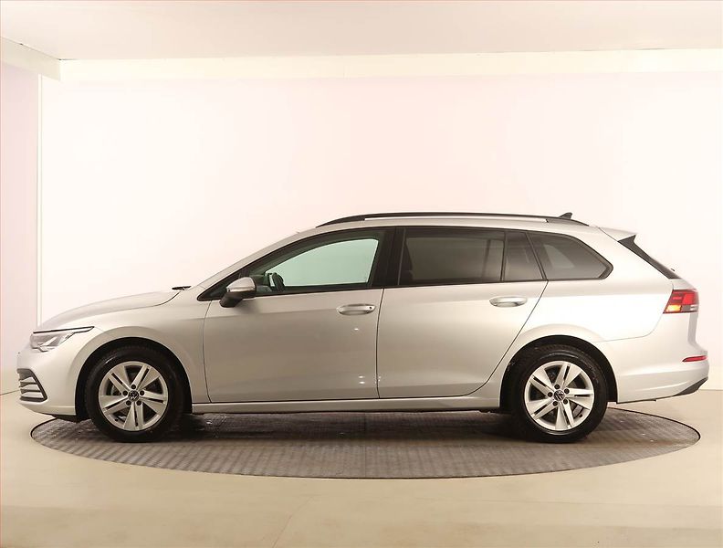 Volkswagen Golf (2024) Life 1.5 eTSI, digi klima - fotka 3 z 23