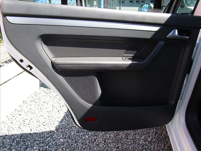 Volkswagen Touran 2.0TDi DSG Highline, 7 míst - fotka 32 z 49