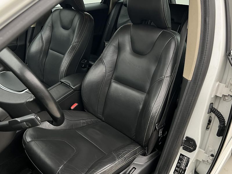 Volvo XC60 D5 AWD R-DESIGN AUT  - fotka 15 z 27