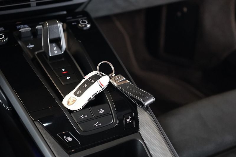 Porsche 911 Carrera 4 GTS, Aerokit, Lift - fotka 53 z 55