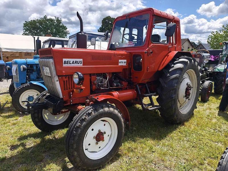 Žlutý Zetor 25 ve Skalné. V roce 1946 ho nastříkali barvou po Afrikakorpsu