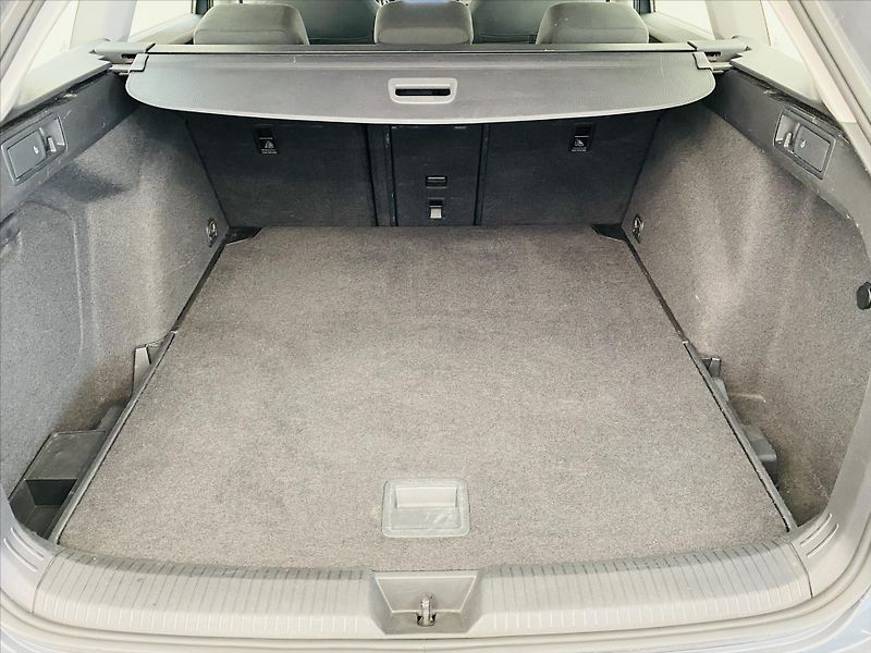 Volkswagen Golf 2,0 TDI DSG 85kW Life - fotka 21 z 25