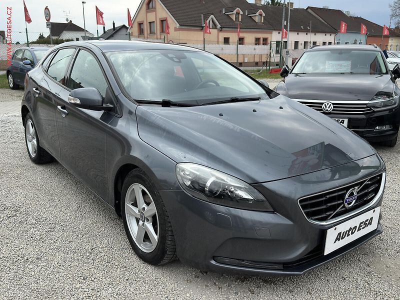 Volvo V40 (2014) 1.6 D, AC, tempo, park.čidla - fotografie inzerátu