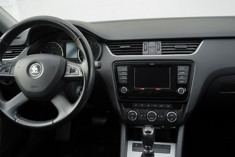 Škoda Octavia 2.0 TDi DSG ELEGANCE - fotka 11 z 24