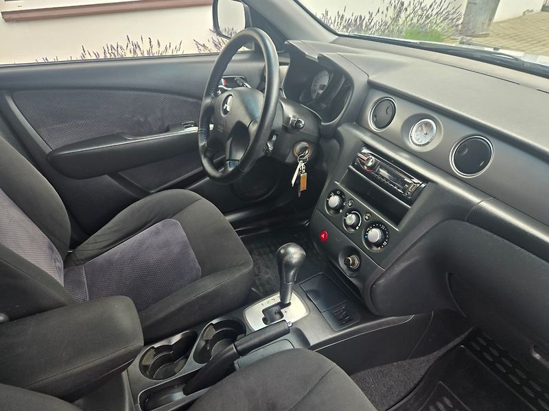 Mitsubishi Outlander (2005) 2.4 i 4x4 - fotka 26 z 28