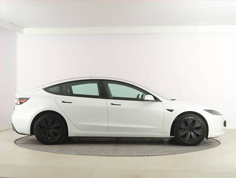 Tesla Model 3 (2025) Long Range RWD 79kWh, SoH 94% - fotka 6 z 27